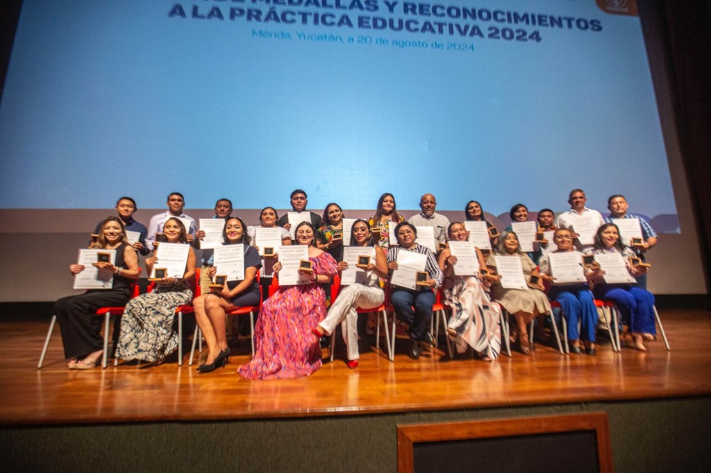 Reconocen a docentes destacados por su práctica educativa